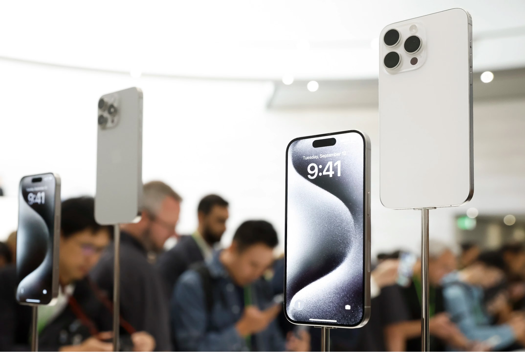iPhone 15 Pro màu Titan Trắng ngoài đời thực không có sự khác biệt so với trên ảnh được Apple cung cấp